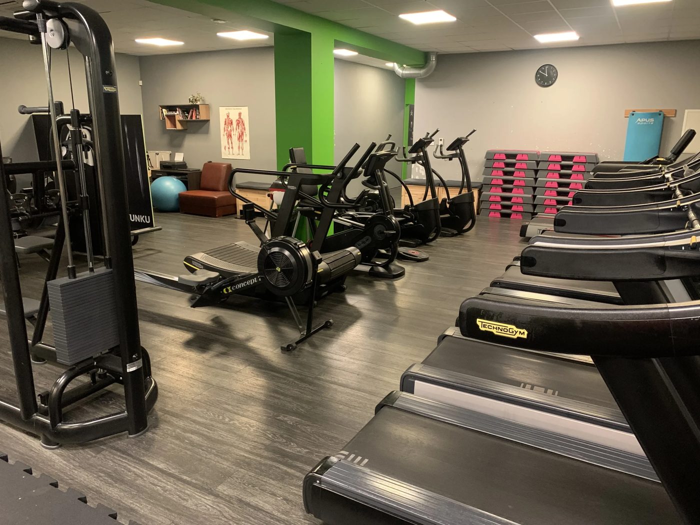 Strefa cardio — bieżnie i hantle