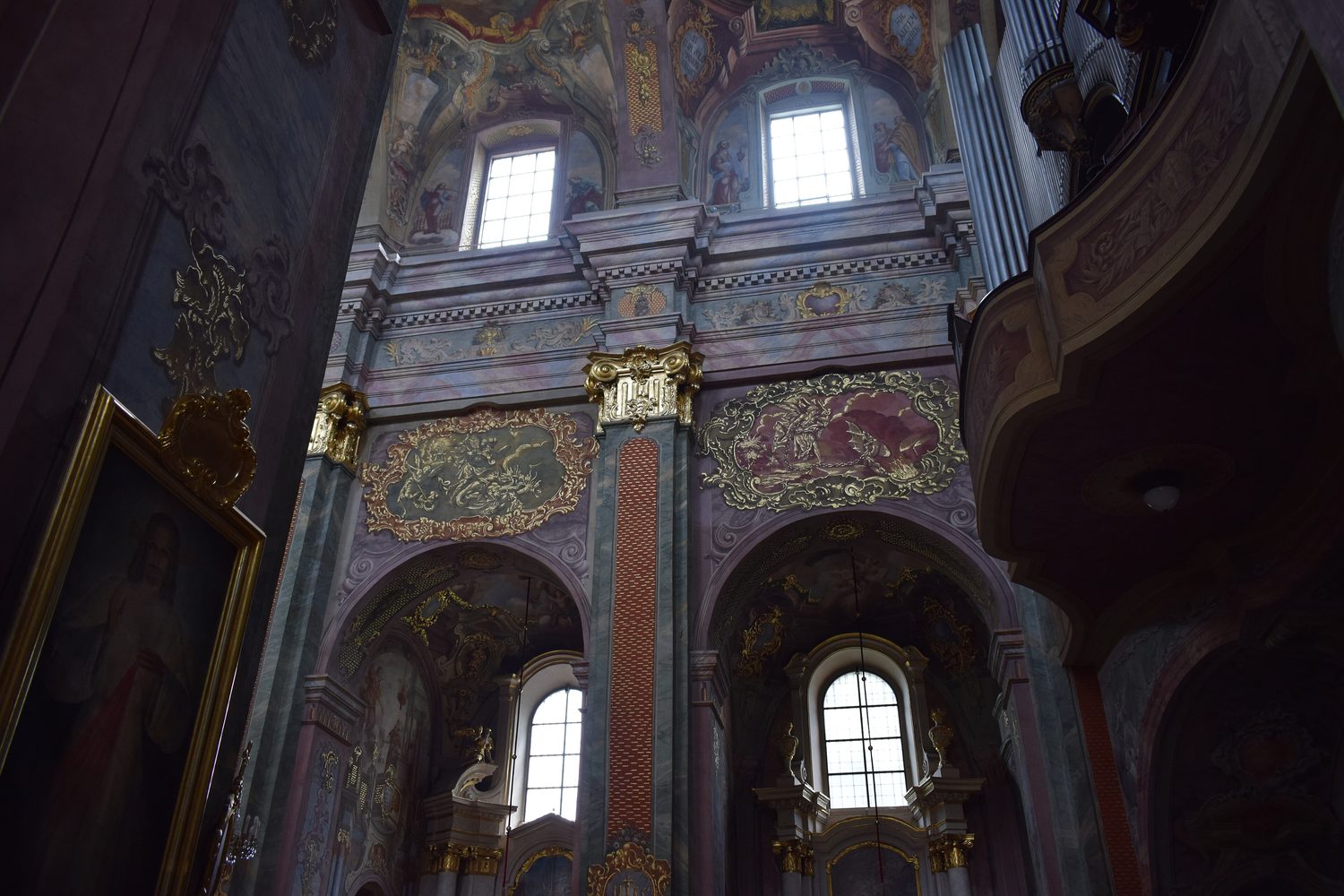 Ściana nawy głównej przy organach