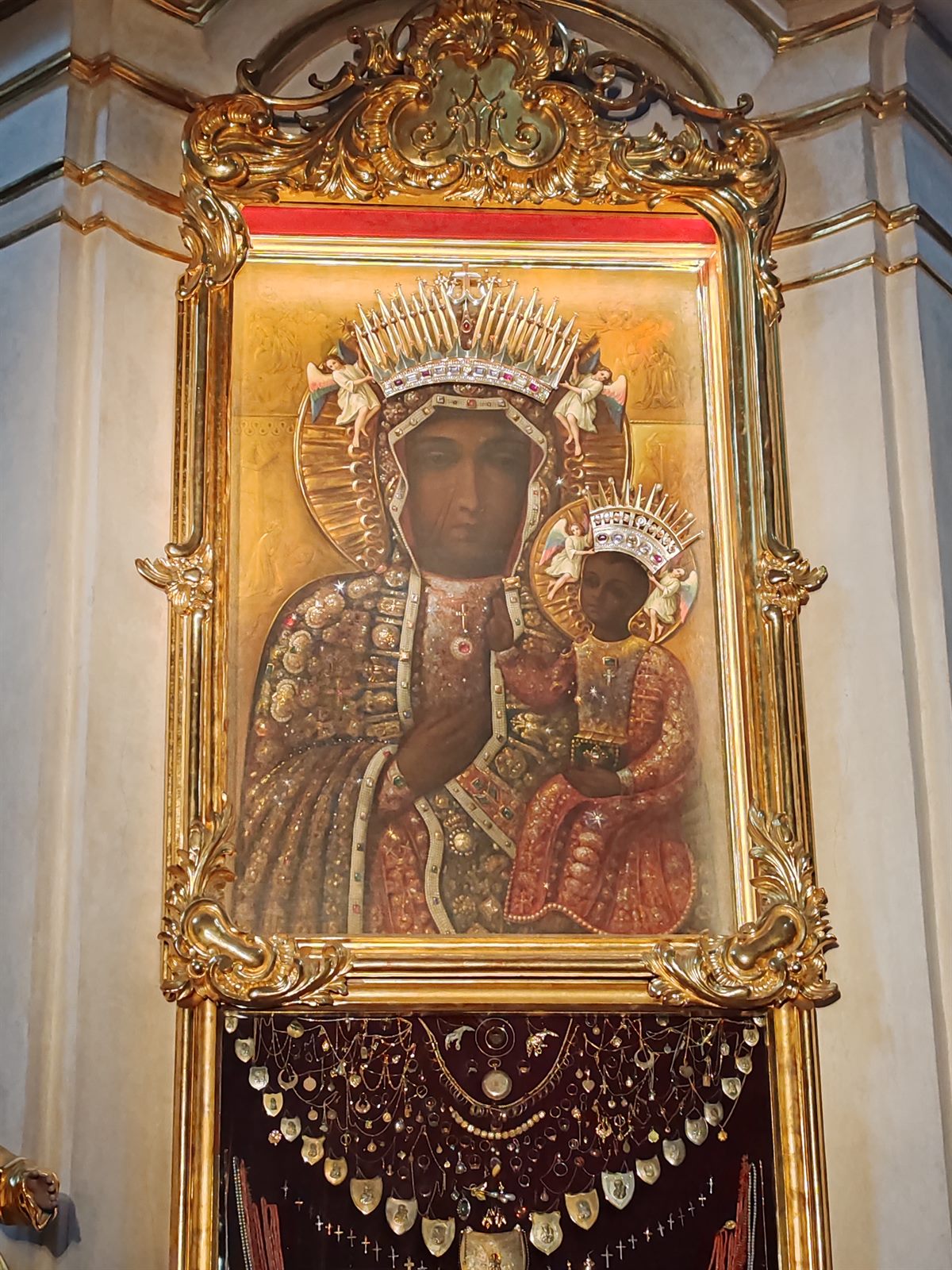 Obraz Matki Bożej Płaczącej w ołtarzu