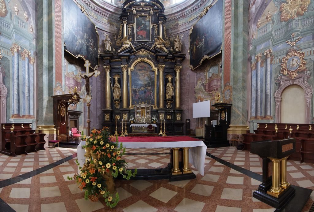 Prezbiterium i ołtarz