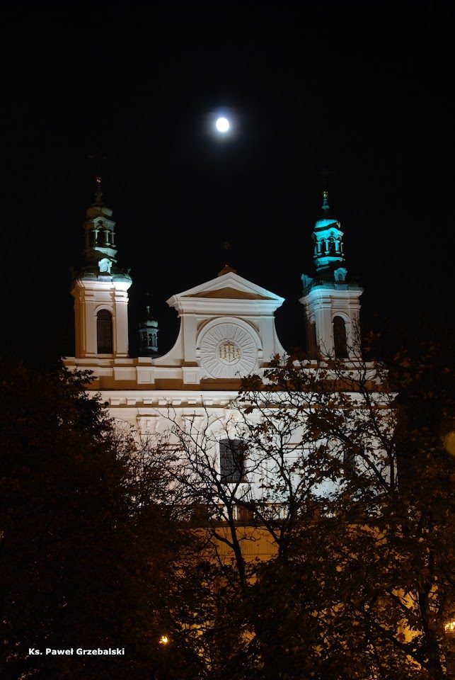 Wieże katedry nocą