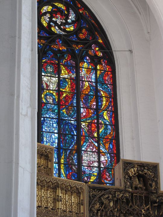 Witraż i ostrołuk prezbiterium