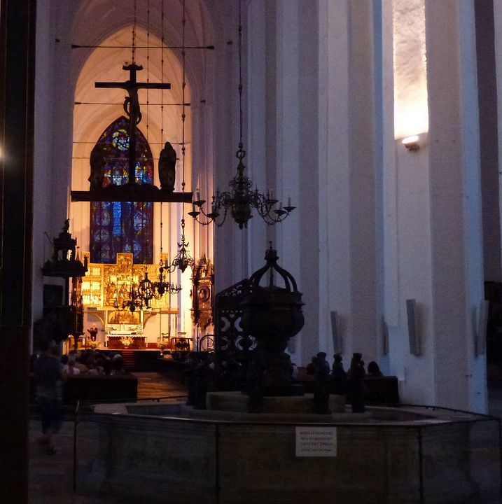Wnętrze o zmierzchu — blask ołtarza