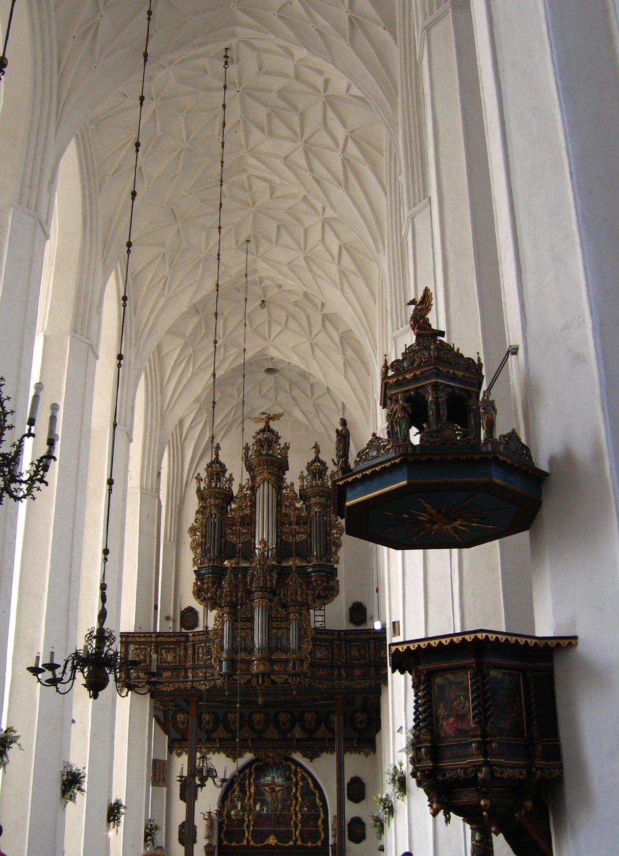 Wnętrze bazyliki podczas liturgii