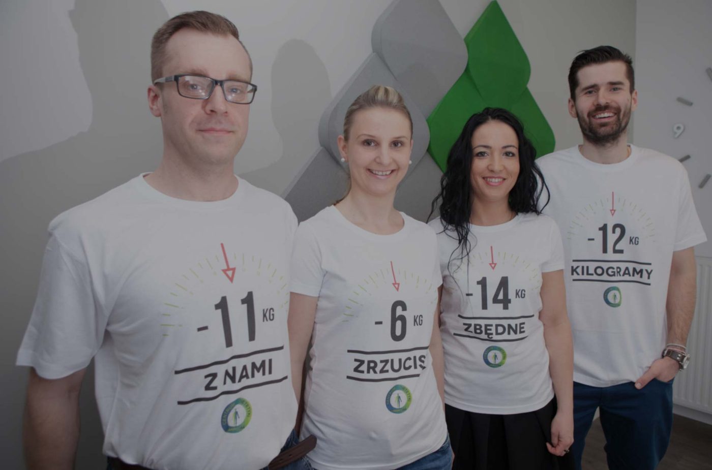 Zespół Centrum Dietetyki i Aktywności w koszulkach z wynikami redukcji: minus 11, minus 6 i minus 14 kg