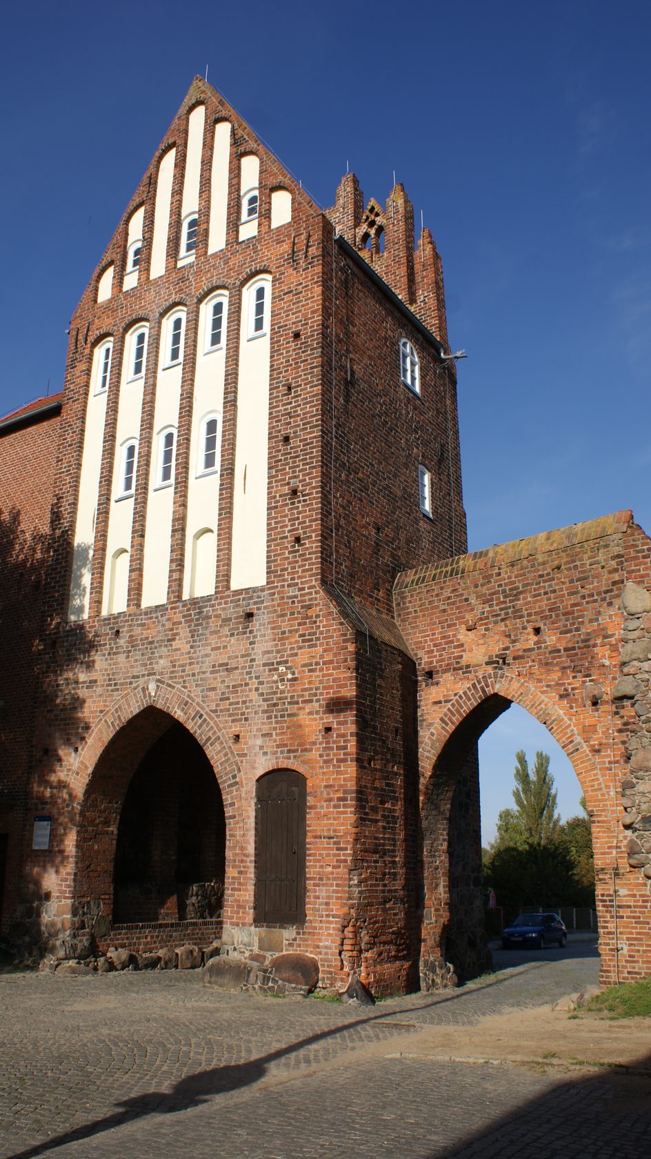 Brama Młyńska w Strzelcach Krajeńskich — kontekst okolicy