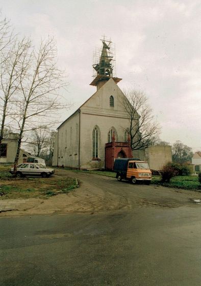 Świątynia na początku lat 90.