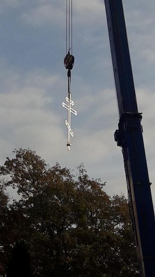 Nowy krzyż wędruje na wieżę