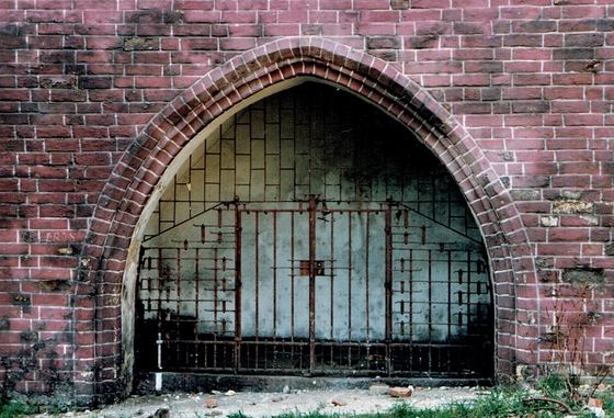 Gotycki, ceglany portal świątyni