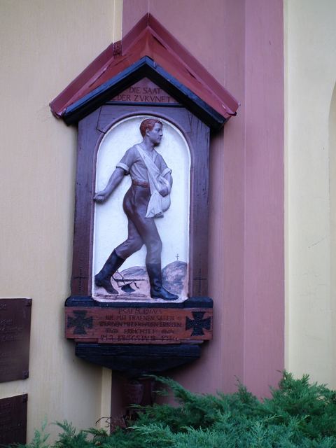 Pomnik siewcy z 1916 r. (Psalm 126,5) — pamiątka po dawnych mieszkańcach