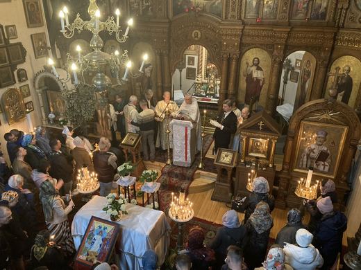 Nabożeństwo w pełnej cerkwi — widok z chóru