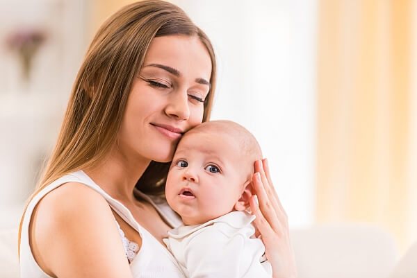 Mama z noworodkiem — opieka fizjoterapeutyczna po porodzie