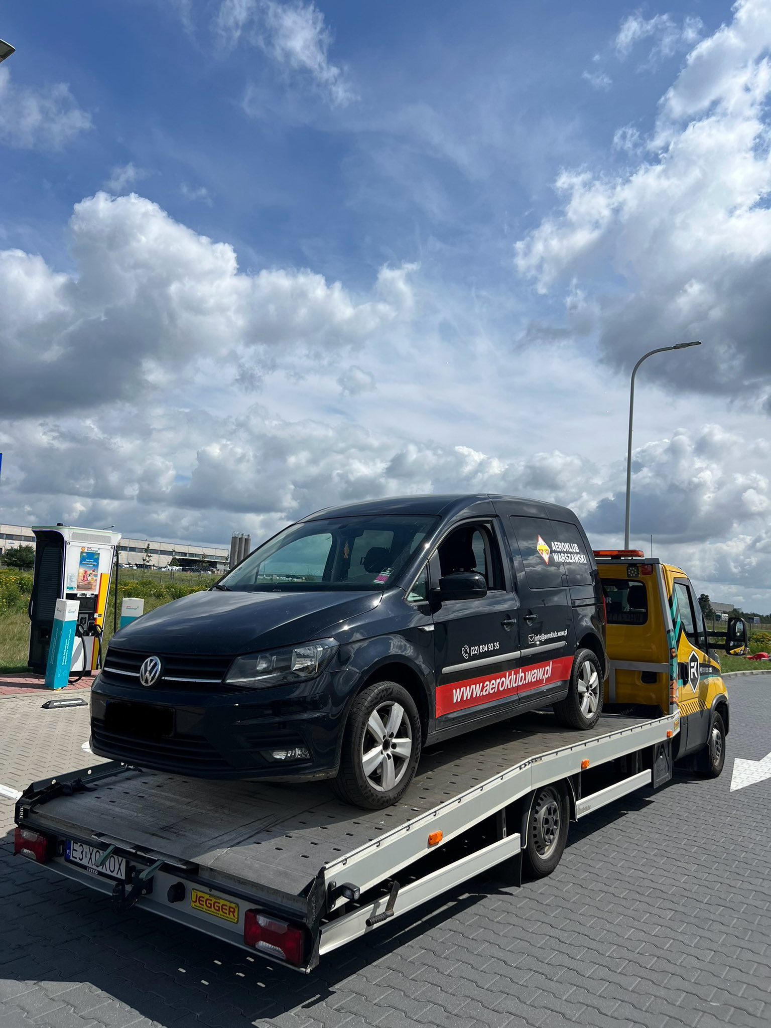 Pomoc drogowa Firma Kaczor — laweta z autem