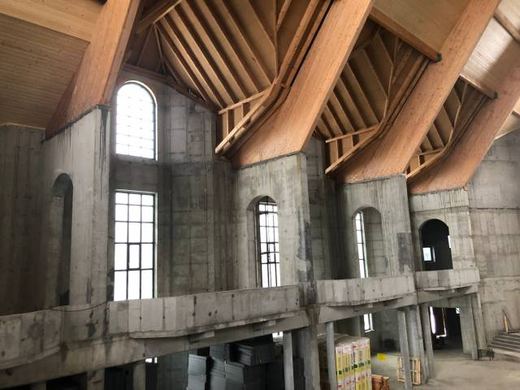 Wnętrze nowej świątyni — drewniany strop (2021)