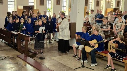 Schola podczas Mszy prymicyjnej