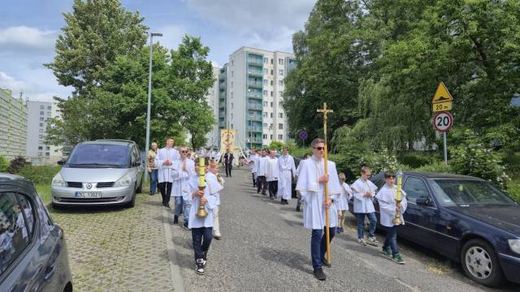 Procesja Eucharystyczna ulicami osiedla