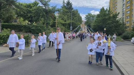 Dzieci pierwszokomunijne w procesji