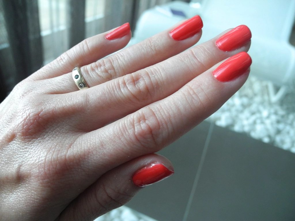 Manicure klasyczny — czerwień
