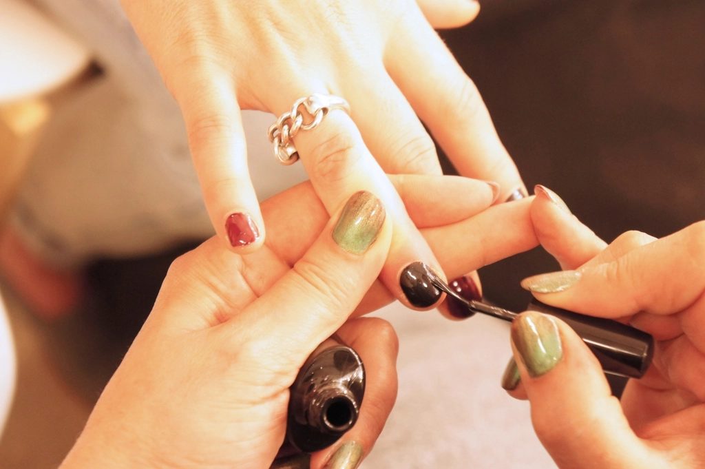 Dłonie po zabiegu manicure