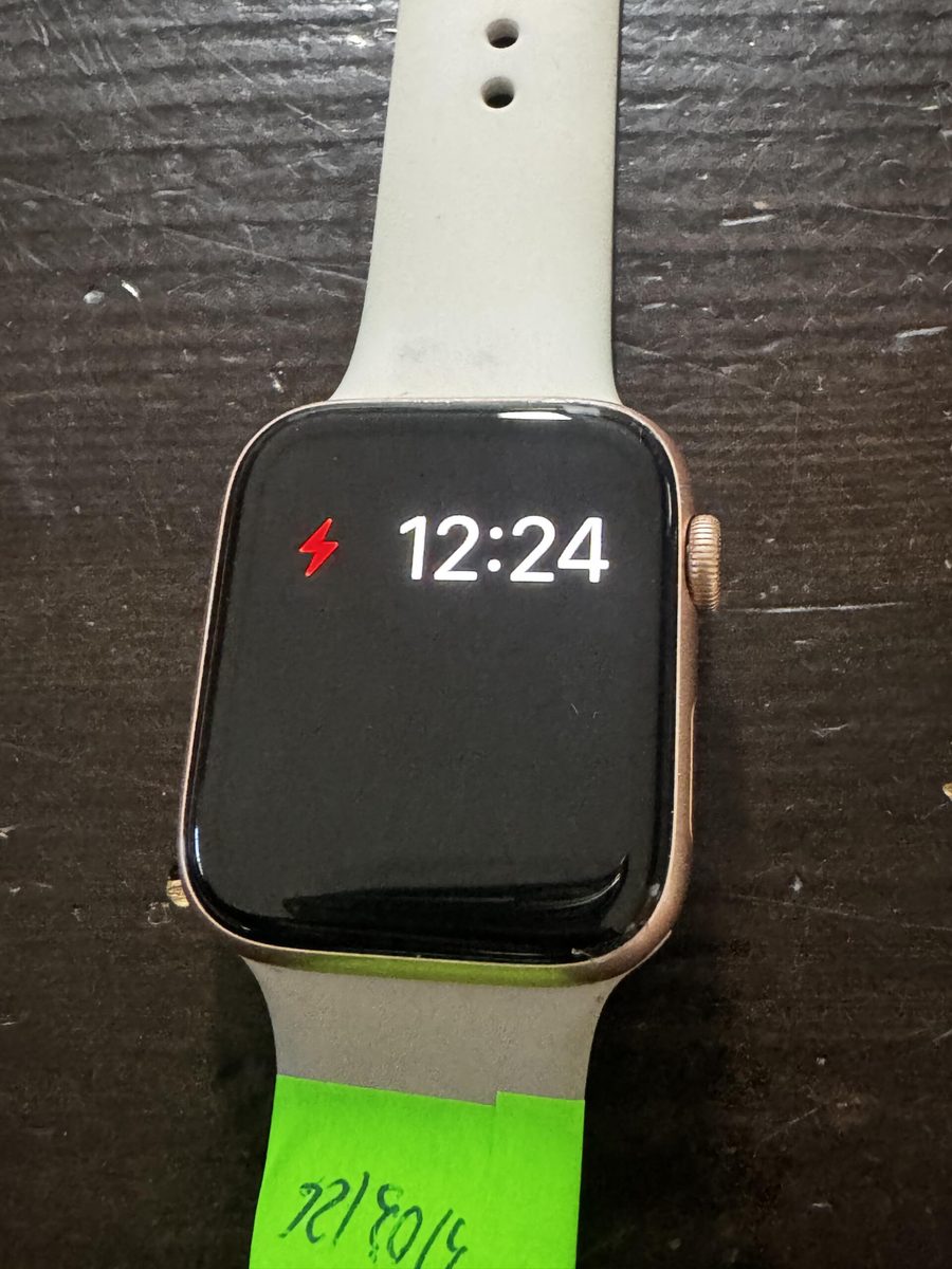 Apple Watch po naprawie — działający ekran z godziną