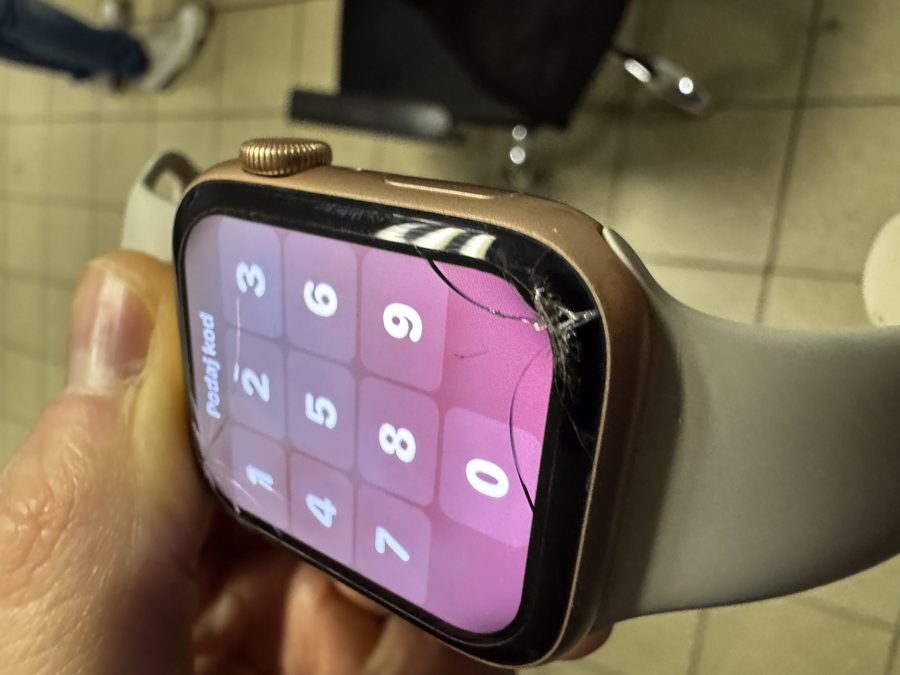Apple Watch z pękniętą szybką — stan przed naprawą