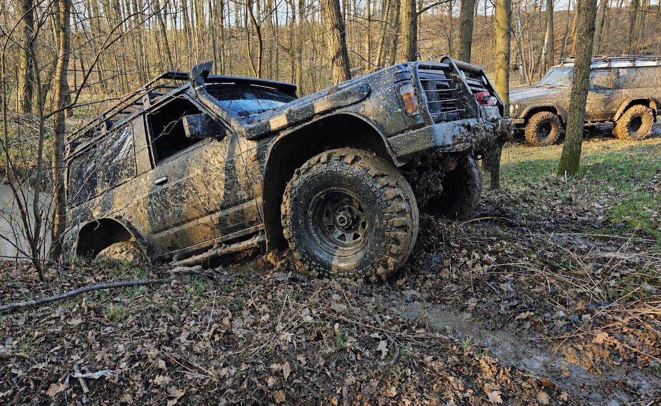 Samochód terenowy 4x4 w akcji