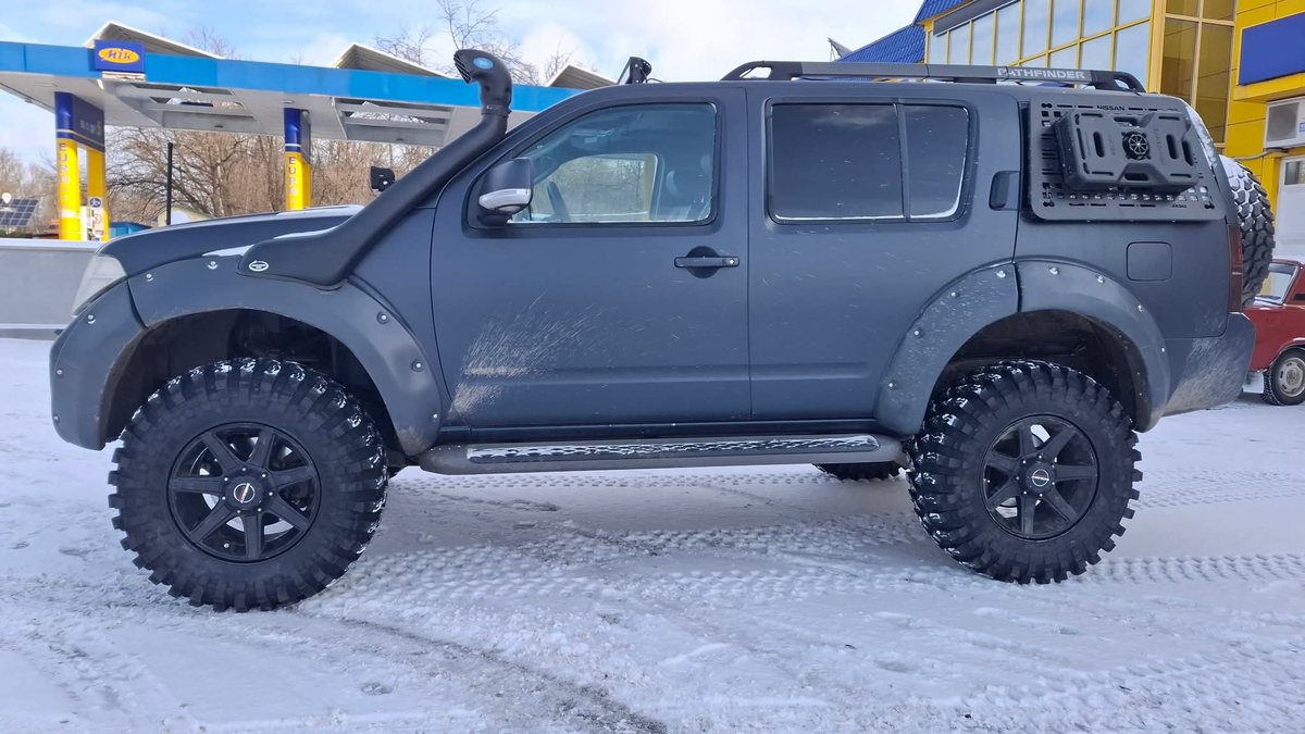 Nissan Pathfinder na oponach AT