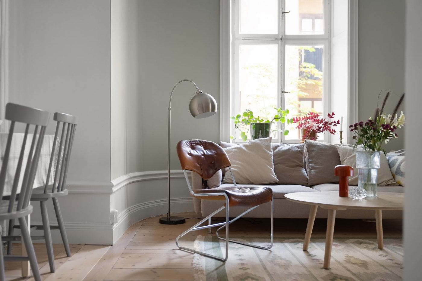 Przytulny salon z dużymi oknami (zdjęcie poglądowe)