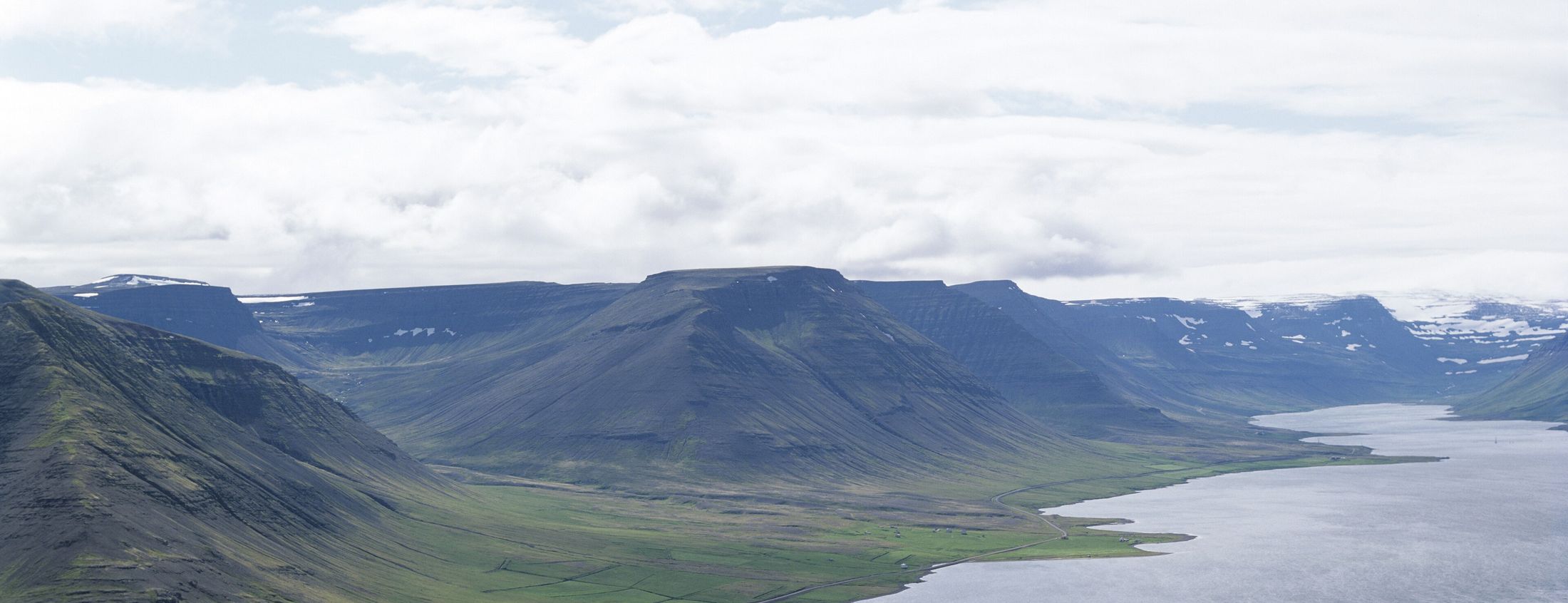 Islandzki fiord i góry