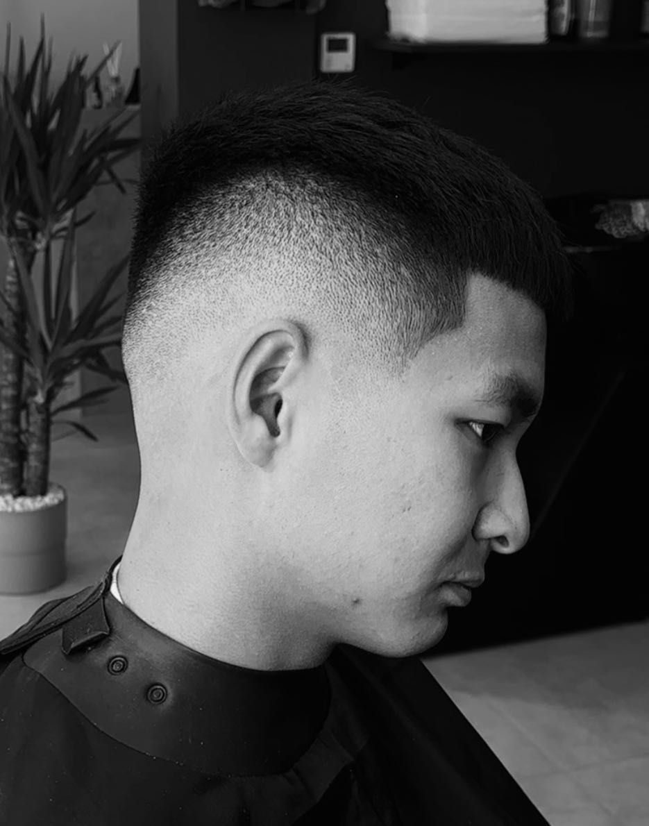 Wnętrze i praca barbera w The Wąs Barber