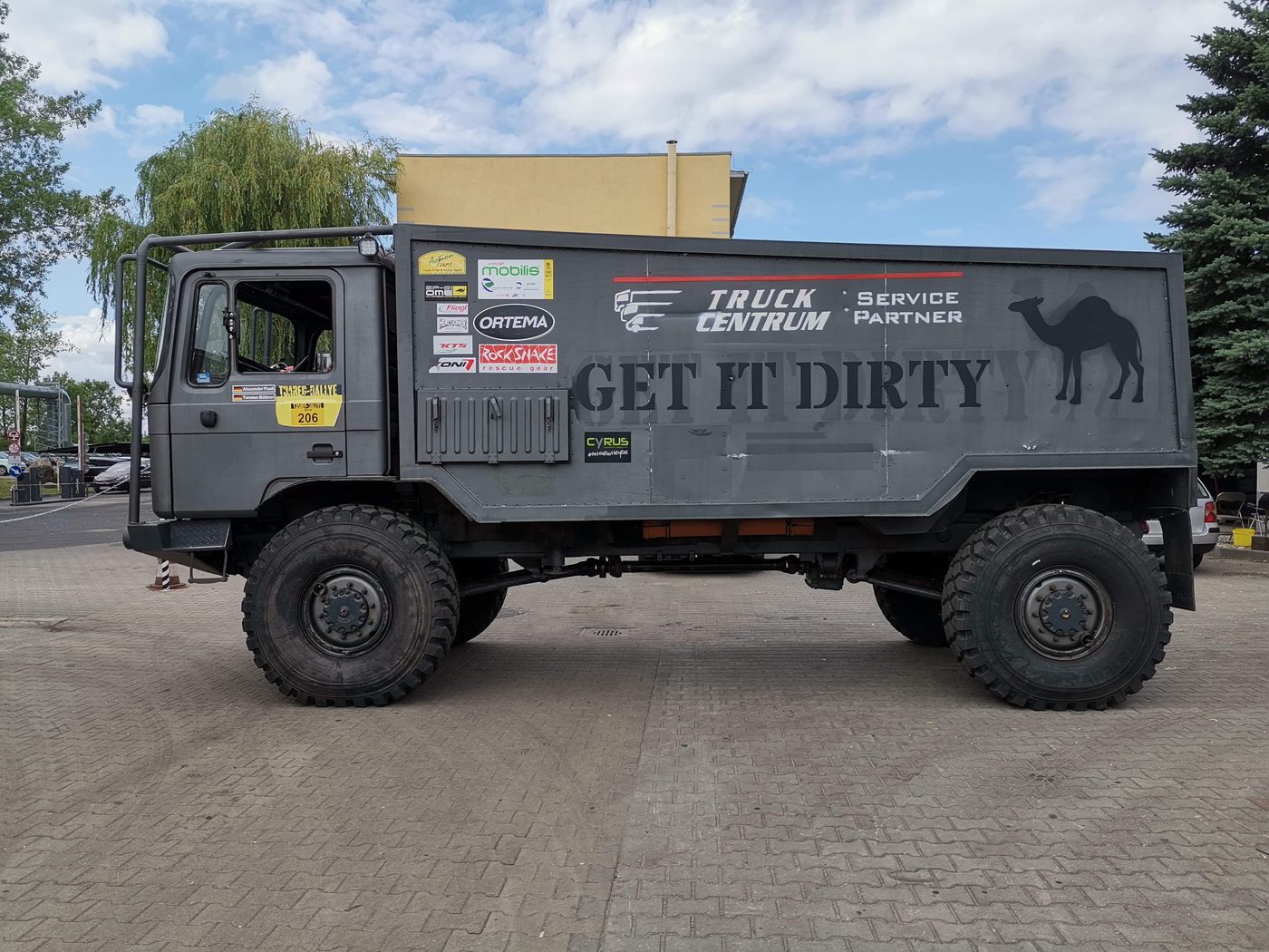Ciężarówka rajdowa Tuareg Rallye z logo Truck Centrum — Service Partner