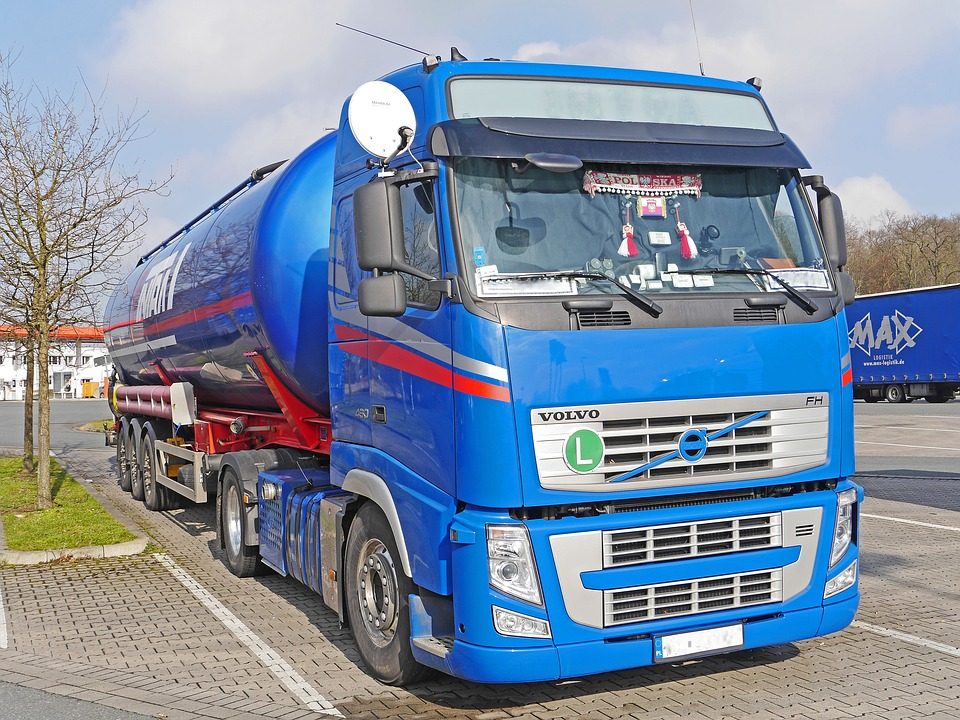 Cysterna na stacji paliw — kompleks Truck Centrum