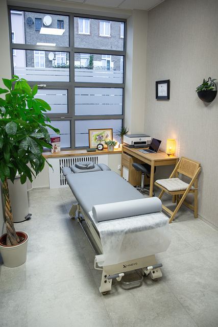 Sala zabiegowa — stół terapeutyczny i miejsce pracy
